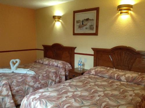 圣克里斯托瓦尔-德拉斯卡萨斯里尔德尔巴酒店的酒店客房,设有两张床和两盏灯