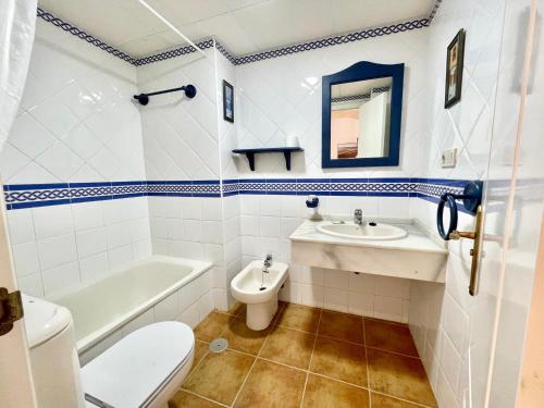 莫拉尔岛Las Dunas, Punta del Moral - By AC REAL的浴室配有盥洗盆、卫生间和浴缸。