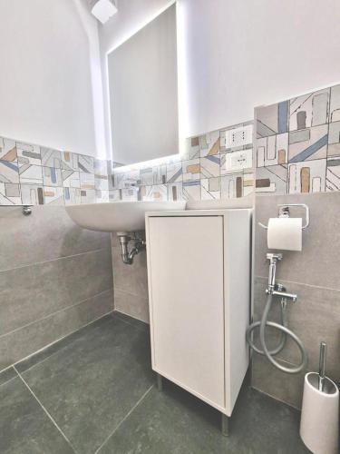 博洛尼亚FriendlyHouse的一间带水槽和镜子的浴室
