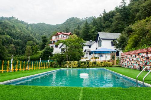 ShogiOakwood Hamlet Resort的一座房子的院子内的游泳池