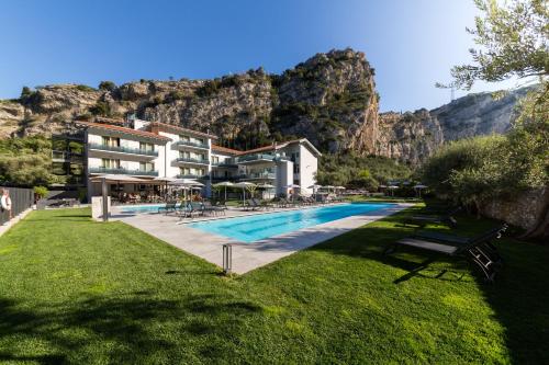 托尔博莱圣塔露西亚阿克提夫酒店的山地游泳池的度假村