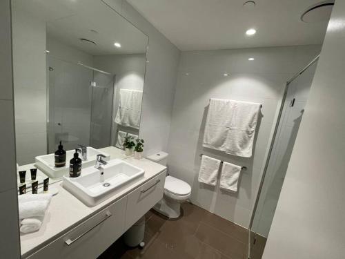 墨尔本Modern 3 Bedroom 2 Bathroom Apt Southbank的白色的浴室设有水槽和卫生间。