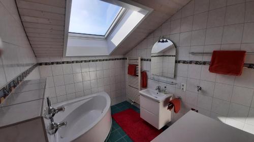 基姆湖畔普林Ferienwohnung Kunze的一间带水槽和卫生间的浴室以及窗户。