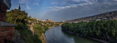 第比利斯Apartment in the heart of Old Tbilisi的城市里一条河上的小船