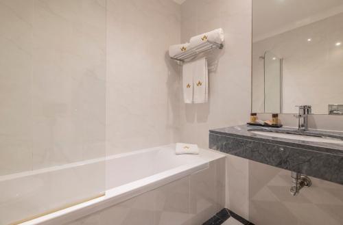拉戈阿拉戈阿度假屋的白色的浴室设有浴缸和水槽。