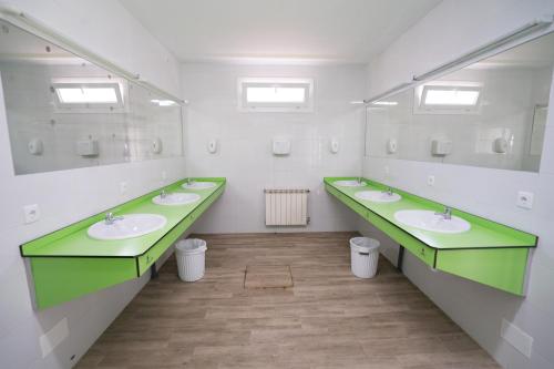 LiandresKampaoh Ruiloba的浴室设有3个水槽和2面镜子