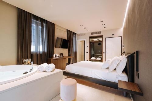 莫诺波利Suite1212 - Bandiera的一间带浴缸、床和水槽的卧室