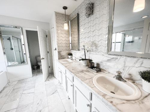 奥兰多My Second Home Orlando的白色的浴室设有水槽和镜子