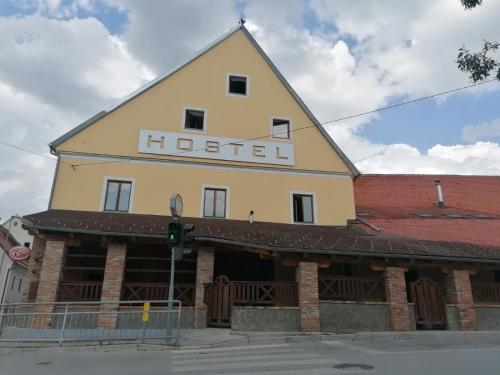 VojnikHostel Vojnik的街道拐角处的酒店