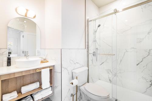 维尼瑟恩魁北克Hôtel le Rosay的带淋浴、卫生间和盥洗盆的浴室
