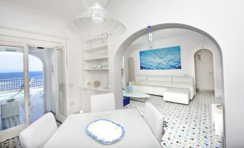 普莱伊亚诺Villa sul mare - Praiano (Amalfi Coast)的客厅配有白色的沙发和桌子