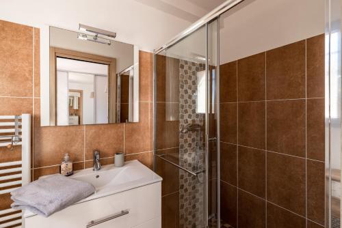 蒙蒂塞洛Villa Acula的一间带水槽和淋浴的浴室