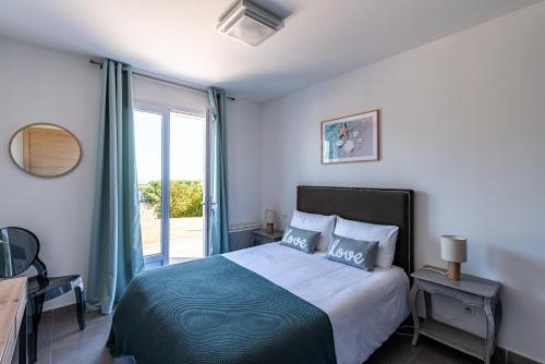 蒙蒂塞洛Villa Acula的一间卧室设有一张床和一个大窗户