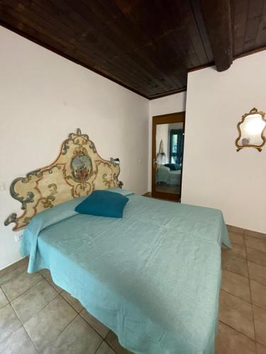 阿尔比尼娅Camera graziosa的一间卧室配有一张带蓝色棉被的床