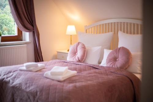 塞布尼茨ApartOne Land-Hotel的一间卧室配有一张床,上面有两条毛巾