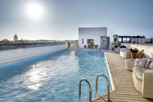 索维拉厄尔蓝宫 - 利莱城堡酒店的建筑物屋顶上的游泳池
