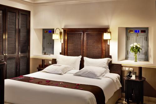 索维拉厄尔蓝宫 - 利莱城堡酒店的卧室配有白色大床和白色枕头