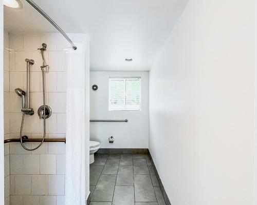 劳德代尔堡Tranquilo的一间带卫生间和淋浴的浴室