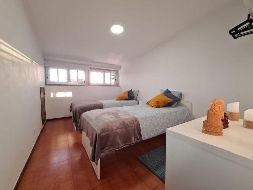 辛特拉Alojamento 3 vistas的一间卧室,配有两张床