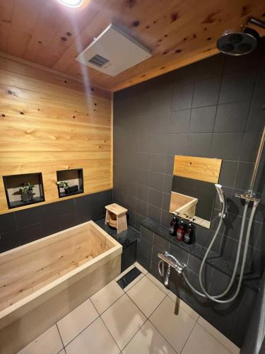 京都Imakumano Terrace - Dohachi An 道八庵的设有带浴缸和淋浴的浴室。