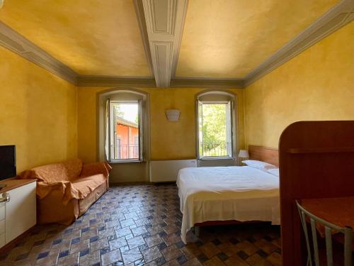 帕尔马科尔特德拉维多利亚公寓式酒店的一间卧室配有一张床、一张沙发和窗户。