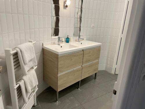 普瓦捷奥夏蓬分酒店的一间带水槽和镜子的浴室