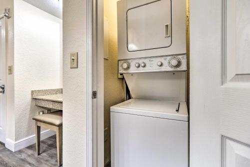 奥兰多Floridays Resort Condo Less Than 4 Mi to Walt Disney!的上面有微波炉的洗衣机和烘干机