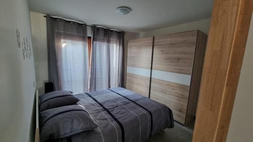 鲁瑟拉勒Rossella B&B App 4的一间卧室设有一张床和一个大窗户