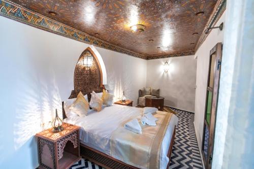 非斯达尔哈芙赛旅馆的一间带一张床铺的卧室,位于带天花板的房间内
