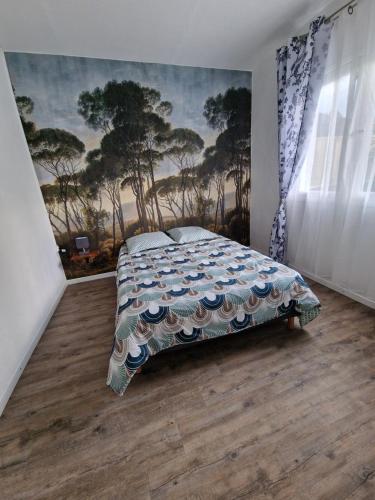 圣罗斯Le Saint Trosepez的卧室配有一张床,墙上挂有绘画作品