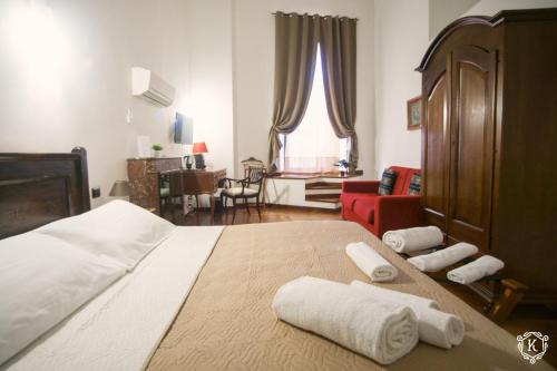 卡利亚里卡斯特伦旅馆的一间卧室配有一张大床和毛巾