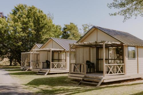 圣阿韦尔坦Onlycamp Tours Val de Loire的一排排别墅