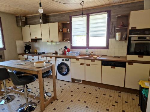 布雷叙尔chez David的厨房配有洗衣机和桌子