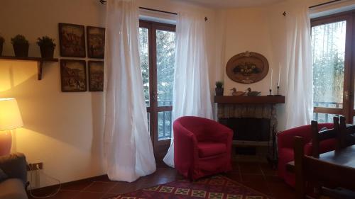 克拉维埃coeur de neige的客厅设有红色椅子和壁炉