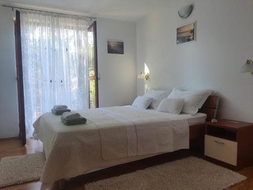 苏提万Apartman Sutivan的白色卧室设有一张大床和窗户