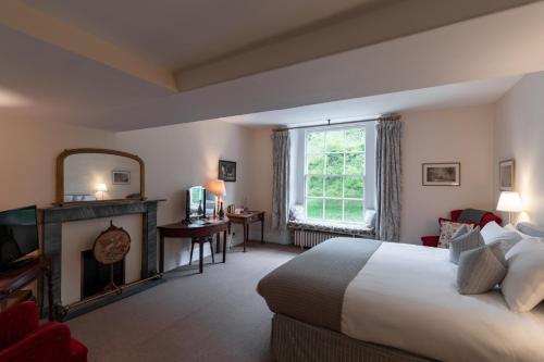 StourtonSpread Eagle Inn的酒店客房配有一张床和一个壁炉。