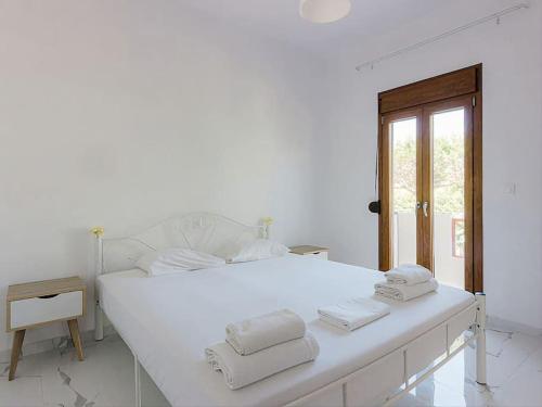 赫索尼索斯Hersonissos Modern One Bedroom Apartment Beachside的白色卧室配有带毛巾的大型白色床