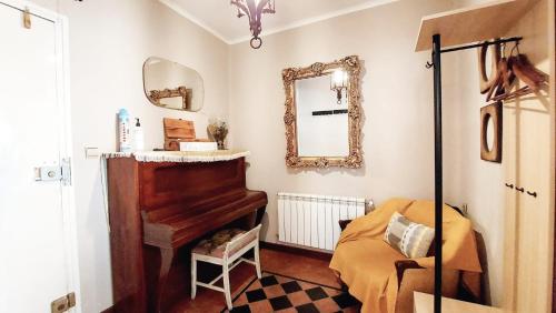 卡斯特洪德索斯Casita Bonita的一间卧室配有钢琴和镜子