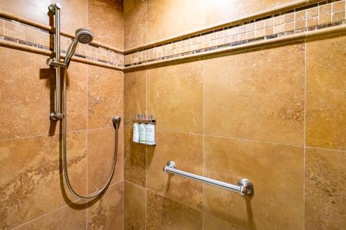坎布里亚J Patrick Inn的浴室内带软管的淋浴