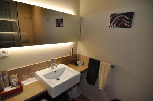 圣马特奥Restaurant & Rooms Cabrit的一间带水槽和镜子的浴室
