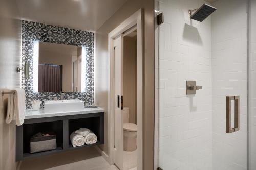 佩索罗伯斯The Piccolo的一间带水槽、卫生间和镜子的浴室