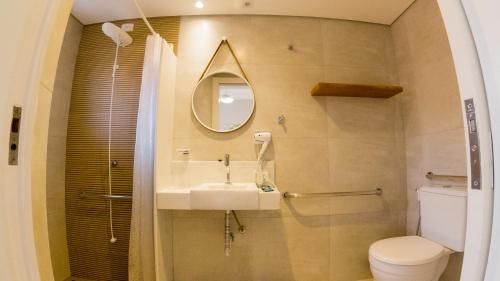 鲍巴波尔图普巴旅馆的一间带水槽、卫生间和镜子的浴室