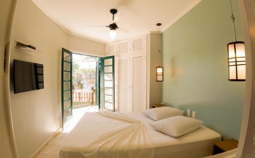 鲍巴波尔图普巴旅馆的一间带床的卧室,位于带窗户的房间内