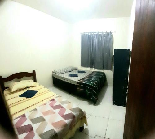 马卡埃Apto Aeroporto Macae的一间卧室,配有两张床