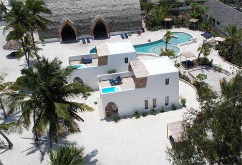 布韦朱Kijani Beach Villas的享有带游泳池的别墅的空中景致