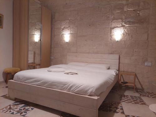 拿撒勒Al Bishara Guest House的卧室配有白色的床和2条毛巾