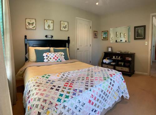 格罗夫兰红尾牧场酒店的一间卧室配有床,床上装有被子