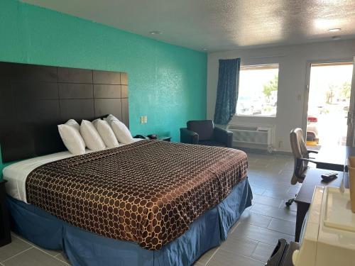 伊格尔帕斯伊格尔帕斯国家山旅馆及套房酒店的酒店客房,设有床铺和绿色的墙壁
