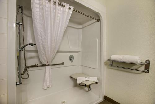 大草原城大草原6号汽车旅馆 的配有白色窗帘的淋浴的浴室