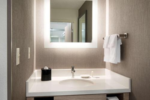 伦顿Sonesta Select Seattle Renton Suites的浴室设有白色水槽和镜子